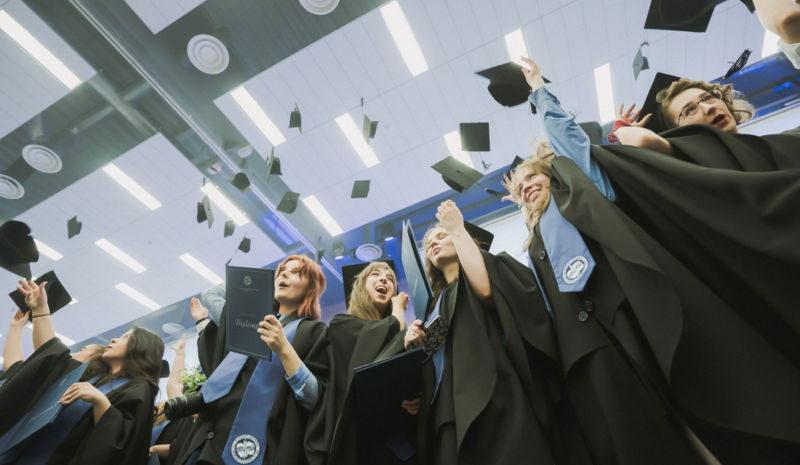 Daugiau nei 200 kūrėjų įteikti diplomai: į naują profesinį kelią žengia AF ir KIF absolventai